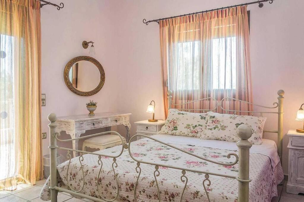 Villa Ouranos In Pefkias Скопелос Екстериор снимка