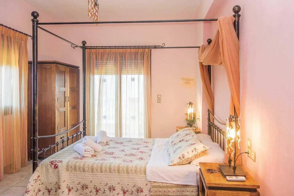 Villa Ouranos In Pefkias Скопелос Екстериор снимка